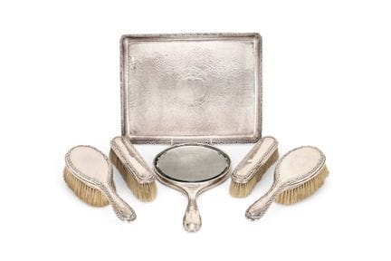 EIN EDWARDIANISCHES SILBERNES TOILETTENSET, MAPPIN