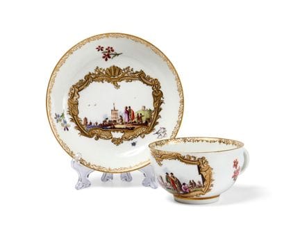 TASSE MIT UNTERTASSE AUS MEISSENER PORZELLAN, UM 1