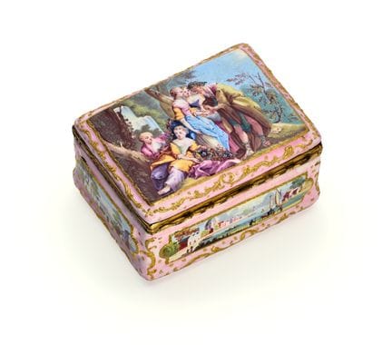 EINE ENGLISCHE EMAILLIERTE SNUFFBOX, SOUTH STAFFOR