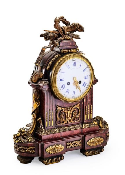 EINE FRANZÖSISCHE MARMOR-KAMINUHR MIT ORMOLU-VERZI