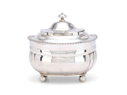EINE SILBERNE TEEDOSE AUS DER ZEIT VON GEORGE V., 