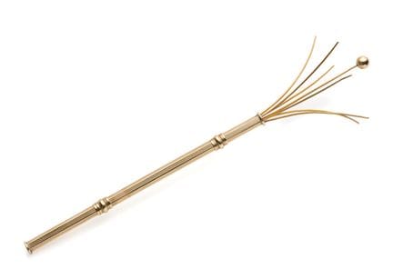 EIN KOMBINIERTER SWIZZLESTICK UND STECHER AUS GOLD