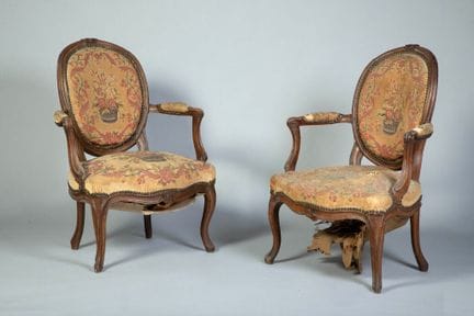 Pair of armchairs with cabriolet-style medallion b