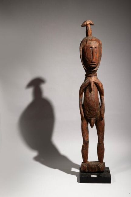 Statue aus Hartholz, die einen stehenden Mann dars