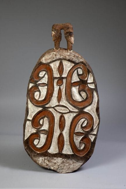 Votivtafel der Asmat aus geschnitztem Holz, längli