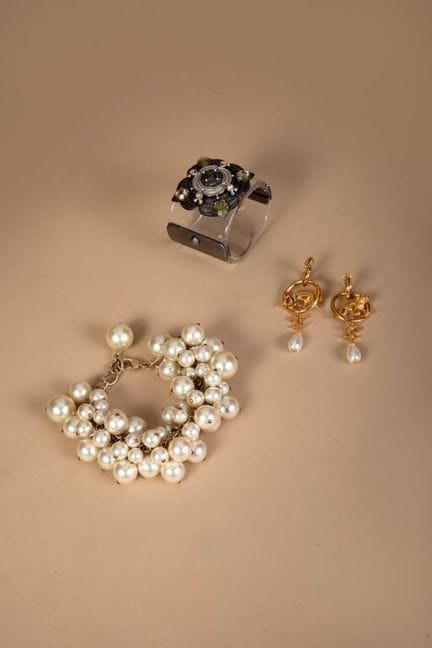CHANEL by GOOSSENS.
Large hinged cuff made of clea