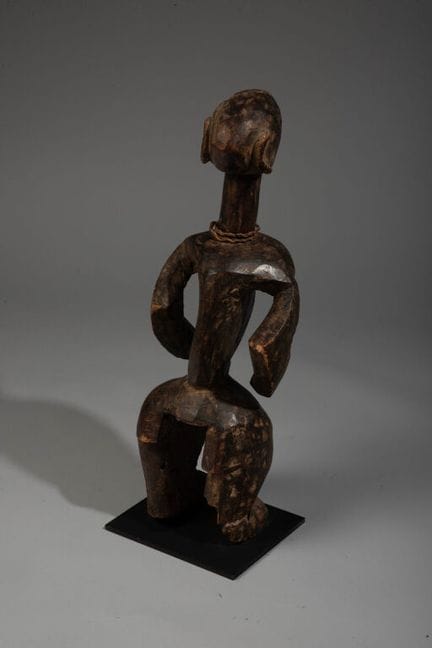 Stehende Skulptur in dynamischer Haltung, die umar
