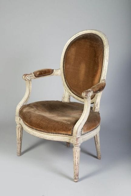 Armchair with a medallion-shaped backrest in a cab