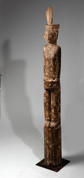 Hempatong-Pfahl, der einen stehenden Mann darstell