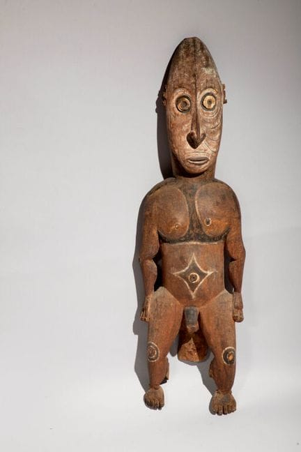 Männliche Figur mit in die Augen eingelassenen run