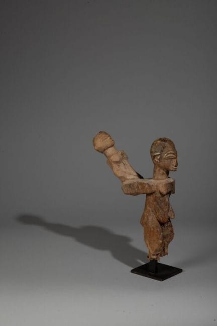 Mutterfigur, die ein Kind auf ihren Schultern träg