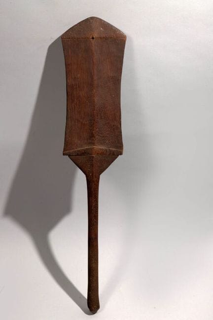 Tavola da danza.
Patina marrone molto antica e sec