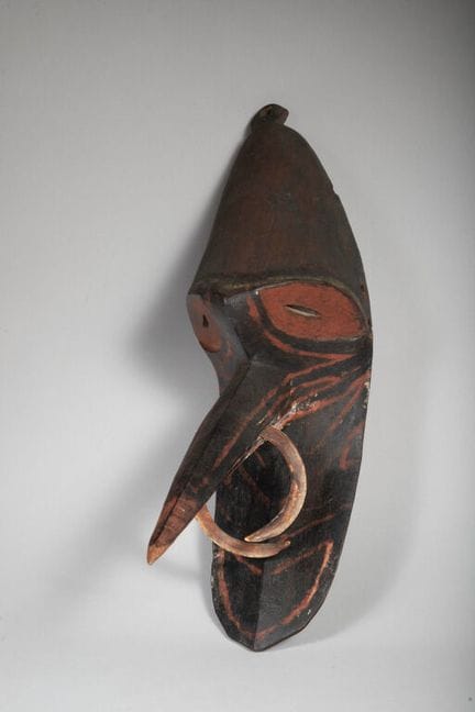Mückenmaske mit rot bemalten Augen. Nasenschmuck a