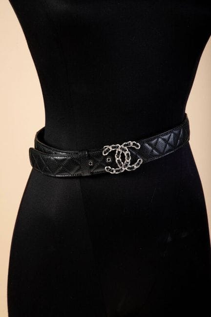 CHANEL.
Adjustable belt in black quilted caviar-gr