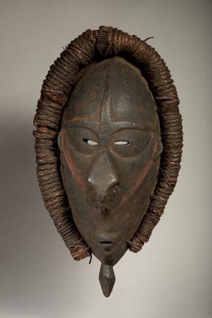 Maske mit einem Griff, der von einem Wulst aus Pfl