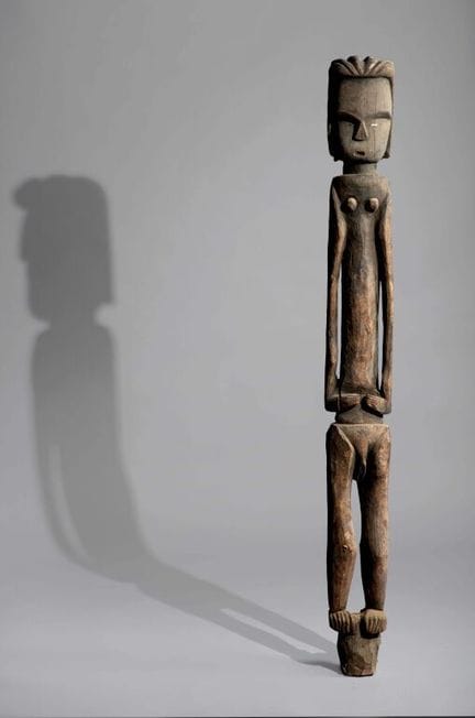 Stehende weibliche Skulptur auf einem Sockel oder 