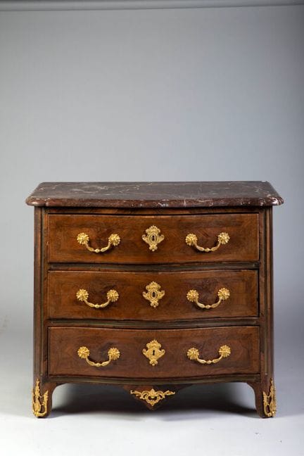 Small chest of drawers with a curved front in rose