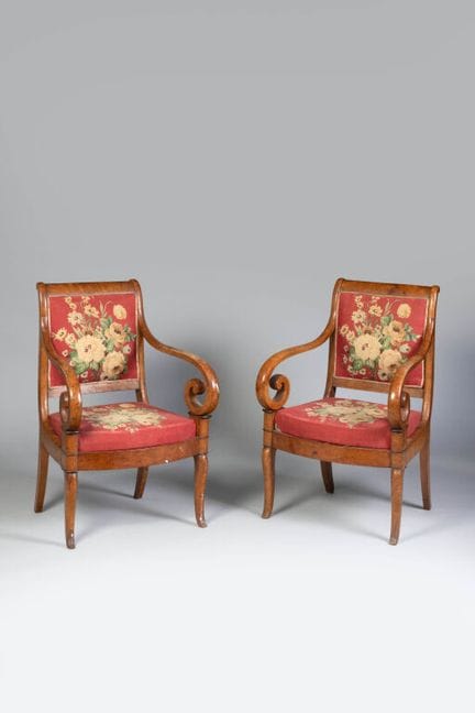Pair of armchairs with a banded backrest in ash bu