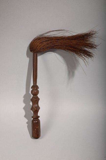Scacciamosche da dignitario.
Legno e fibre.
Isole 