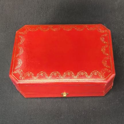 CARTIER, ref. CO 4525.
Un estuche para broches o a