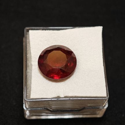 Granate redondo de 9,77 cts.
2,8 x 12,5 x 7,6 mm.