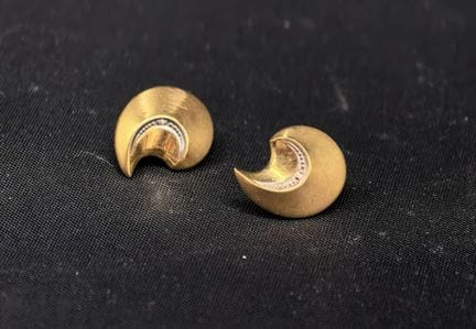 Par de pendientes de oro de 750‰ con forma de medi