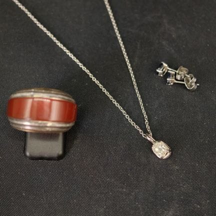 NO PRESENTADO /// Conjunto de joyas compuesto por: