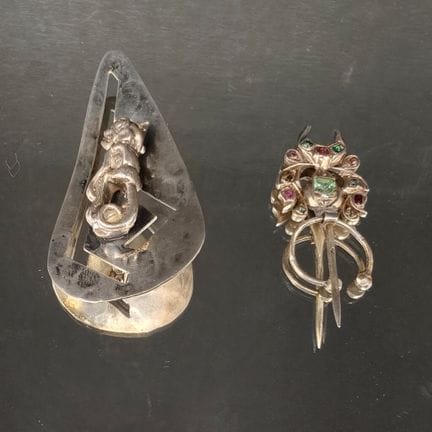 Pequeño lote de plata compuesto por:
- una fíbula 