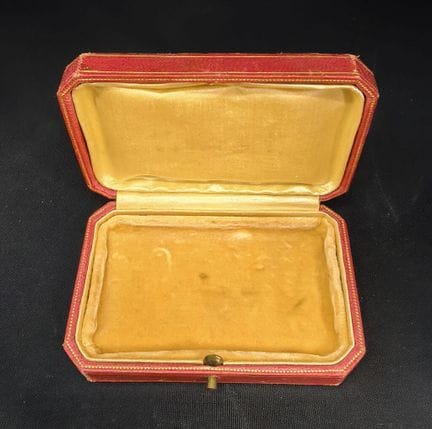 Attribué à CARTIER, London (rose).
Ecrin de poudri
