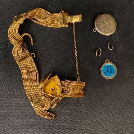 Pulsera rota de oro amarillo de 750‰, con su colga
