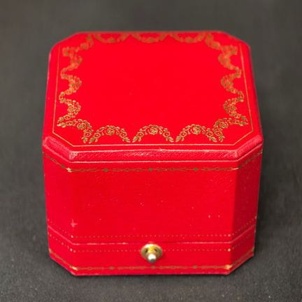 卡地亚（CARTIER），约1980-1990年。
一款饰有金色图案、内衬为白色的戒指盒。带有品牌签