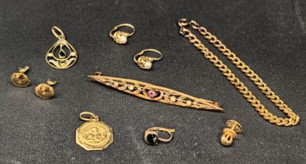 Lote de restos de oro de 750‰, peso NETO: 10,7 g.
