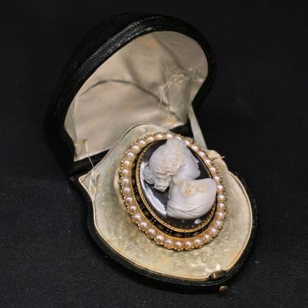 Broche con camafeo de oro de 750‰ con forma de med