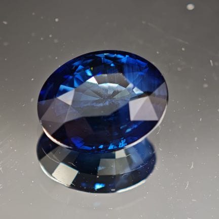 Zafiro de forma ovalada, de color azul intenso con