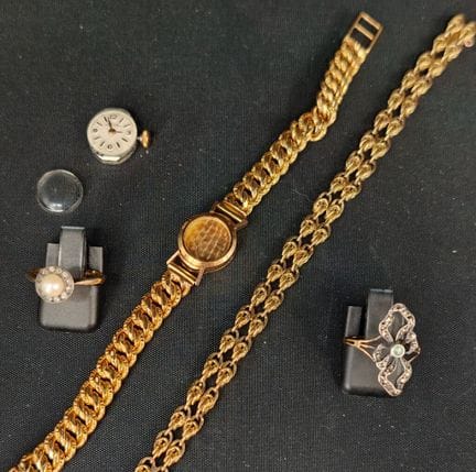 Lote de oro de 750‰ compuesto por un reloj de seño