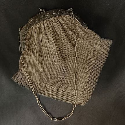 Sac de bal en métal argenté dit cote de maille, ar