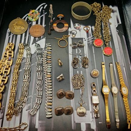 Un lote de bisutería y relojes de metal, chapados 