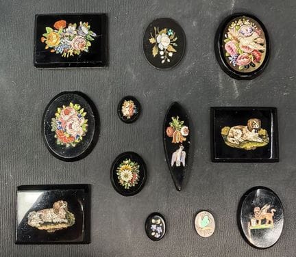 一套12幅19世纪意大利微型马赛克，包括：
-两只猎犬。其中一只系着蓝色丝带。
3.2 × 4.3 