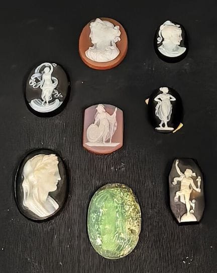 Conjunto de 8 camafeos en cornalina, ágata, ónix y