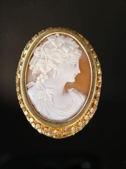 Broche de oro de 750‰ adornado con un camafeo en f