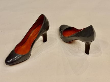 SANTONI (Made in Italy)
Ein Paar Pumps mit hohen A