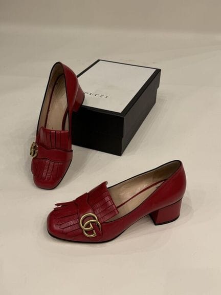 GUCCI (Made in Italy) 
Ein Paar Marmont-Mokassins 