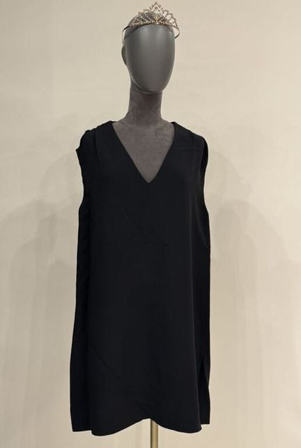 MIU MIU
Ample robe droite en crêpe noir, encolure 