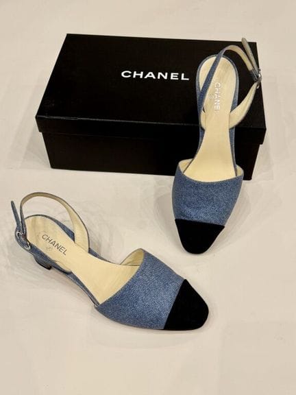 CHANEL (Made in Italy) 
Pair of square-heeled pump