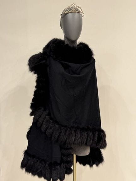 CHANEL BOUTIQUE
Cape en drap de laine noire et bor