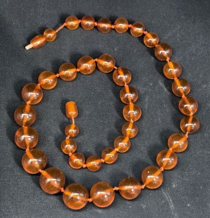 Collier de boules d'ambre de belle couleur en chut