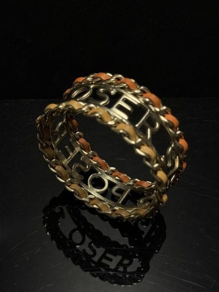 CHANEL 
Manchette à la maxime «Oser sans poser» en