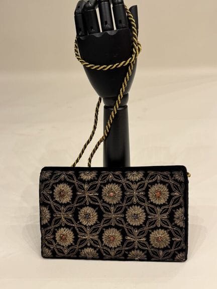 Orient-inspirierte Abendtasche aus schwarzem Samt,