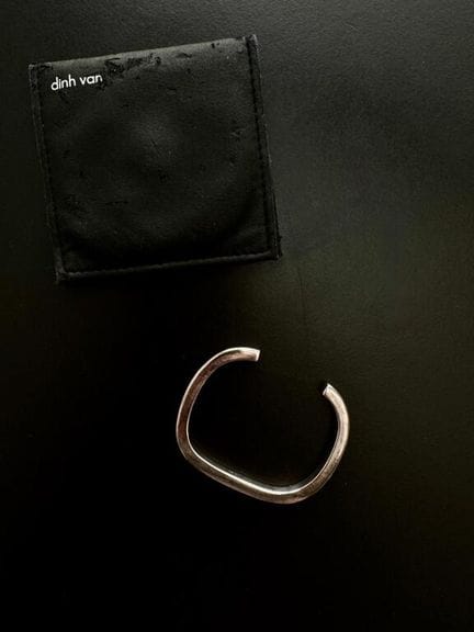 DINH VAN 
Bracelet demi-jonc ouvert en argent 925e
