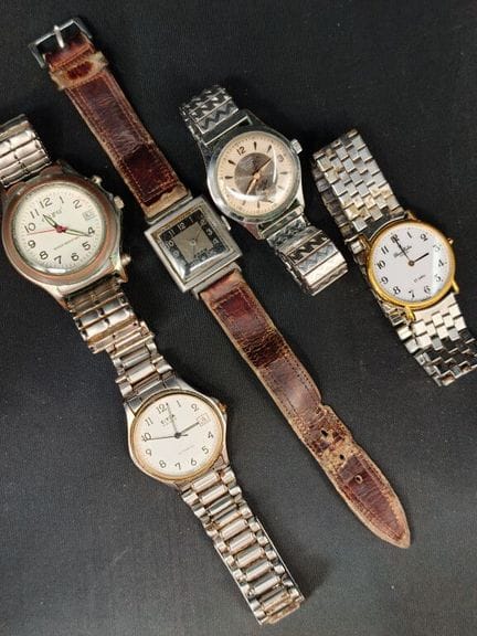 Un lot de montres en acier susceptibles de donner 